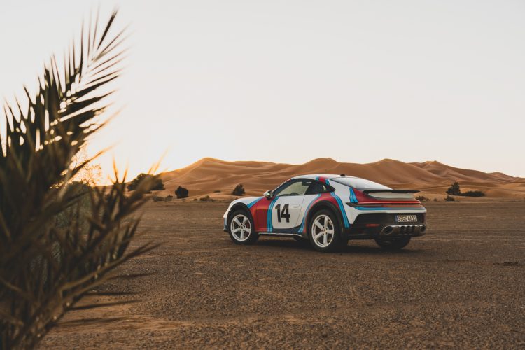 Porsche 911 Dakar 2023 neue Folierungen und Dekorklebe Sets 2023 Martini Racing Porsche Exclusive Manufaktur AUTOmativ.de 9 750x500 - Noch individueller: Porsche 911 Dakar mit exklusiven Dekoren über Porsche Exclusive
