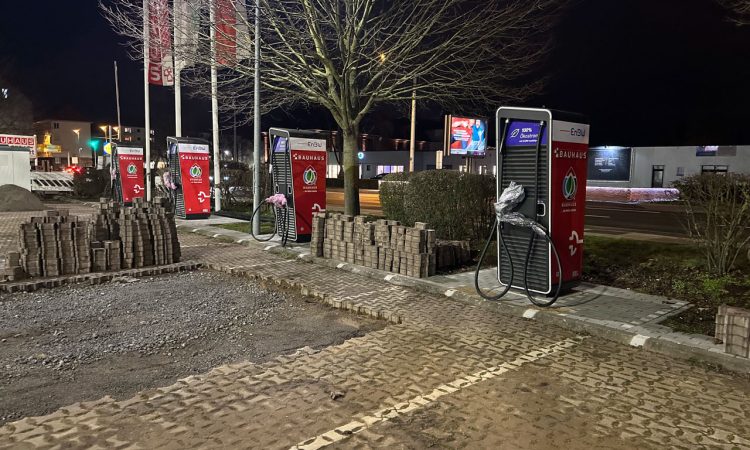 EnBW Ladestation Ladesauele Braunschweig Hildesheimer Strasse Bauhaus Parkplatz Oekostrom Schnelllade AUTOmativ.de 5 750x450 - EnBW Schnellladepunkte jetzt an unserem Standort in Braunschweig!