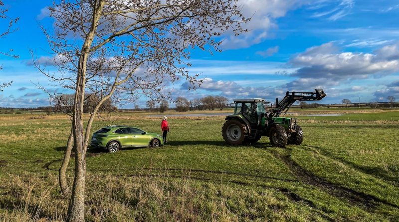 Kia XCeed GT Line Offroad AUTOmativ.de 1 1 800x445 - Lehre am Sonntag - Straßenreifen, Frontantrieb und matschige Wiese bedeutet: Traktor