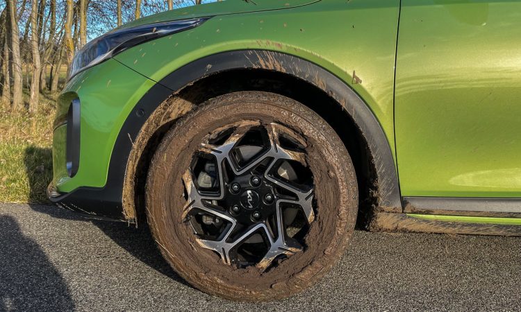 Kia XCeed GT Line Offroad AUTOmativ.de 02 1 750x450 - Lehre am Sonntag - Straßenreifen, Frontantrieb und matschige Wiese bedeutet: Traktor