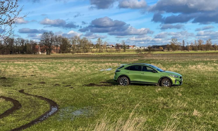 Kia XCeed GT Line Offroad AUTOmativ.de 05 1 750x450 - Lehre am Sonntag - Straßenreifen, Frontantrieb und matschige Wiese bedeutet: Traktor