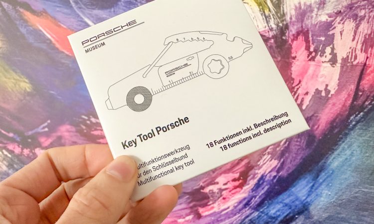 Porsche Key Tool Porsche Museum Multifunktionswerkzeug mit 18 Funktionen Werbegeschenk AUTOmativ.de 1 750x450 - Das beste (Werbe)Geschenk aller Zeiten: Key Tool Porsche Museum