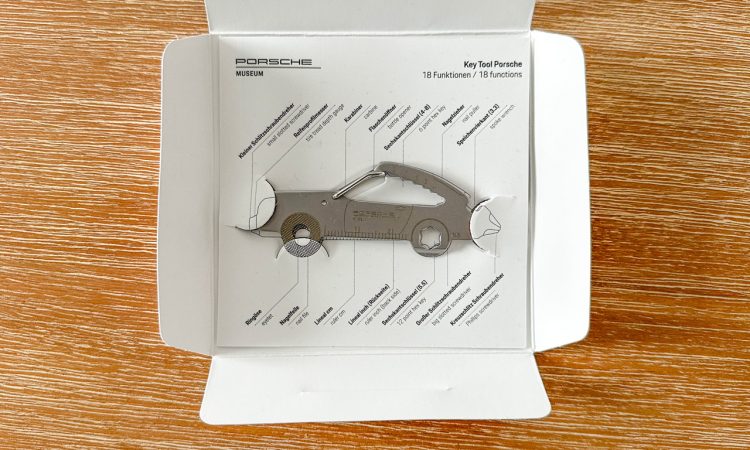 Porsche Key Tool Porsche Museum Multifunktionswerkzeug mit 18 Funktionen Werbegeschenk AUTOmativ.de 2 750x450 - Das beste (Werbe)Geschenk aller Zeiten: Key Tool Porsche Museum