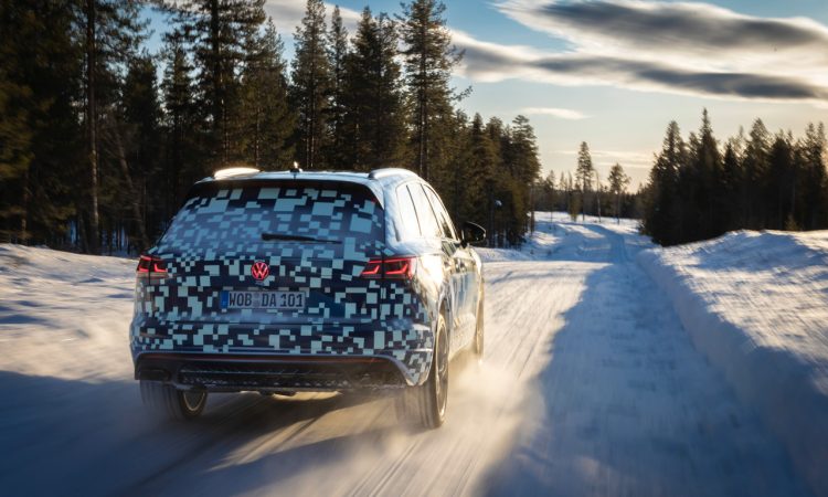 Neuer VW Touareg (2024) mit weiterentwickeltem Interieur - wieder als Touareg R ab Sommer 2023 VW Touareg 2023 Prototyp AUTOmativ.de 14 750x450 - Neuer VW Touareg (2024) mit weiterentwickeltem Interieur - wieder als Touareg R ab Sommer 2023