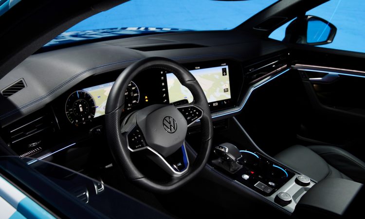 VW Touareg 2023 Prototyp AUTOmativ.de 9 750x450 - Neuer VW Touareg (2024) mit weiterentwickeltem Interieur - wieder als Touareg R ab Sommer 2023