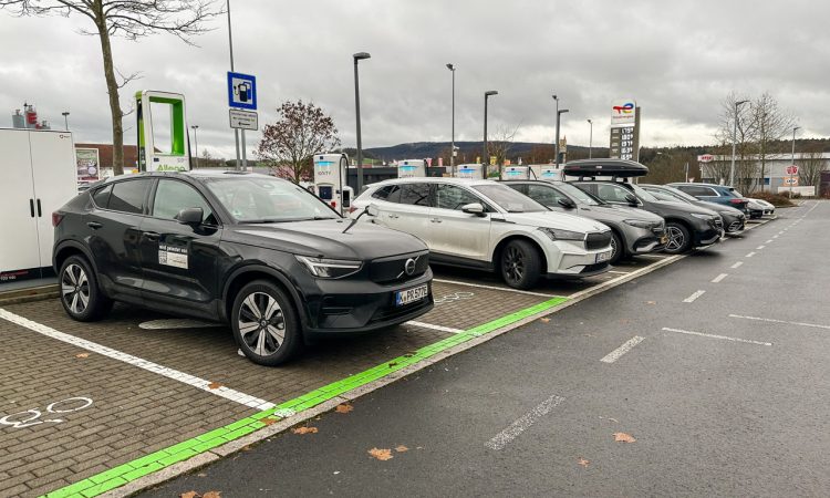 Volvo C40 Recharge 2023 mit Hinterradantrieb und meehr Reichweite 2022 Modell im Test Wintertest Ladestation EnBW Lade Test AUTOmativ.de Benjamin Brodbeck 29 750x450 - Volvo C40 Recharge Single (2022) im Langstreckentest bei -10 Grad: 210 Autobahn-Kilometer sind drin