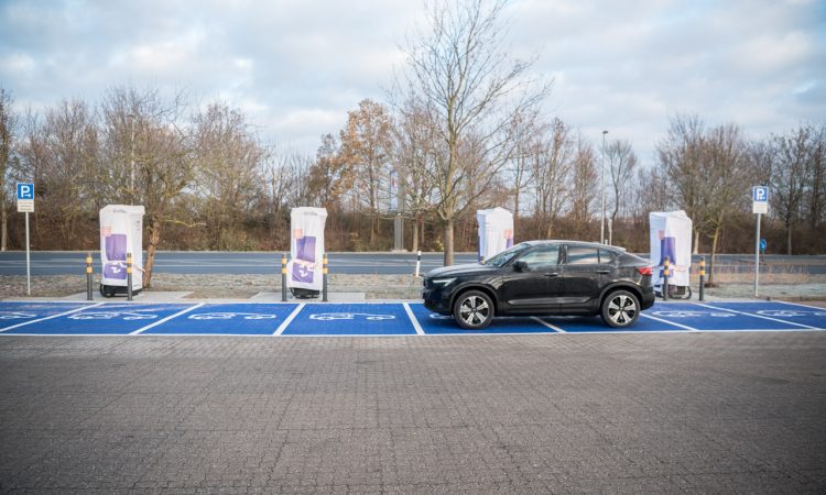 Volvo C40 Recharge 2023 mit Hinterradantrieb und meehr Reichweite 2022 Modell im Test Wintertest Ladestation EnBW Lade Test AUTOmativ.de Benjamin Brodbeck 3 750x450 - Volvo C40 Recharge Single (2022) im Langstreckentest bei -10 Grad: 210 Autobahn-Kilometer sind drin