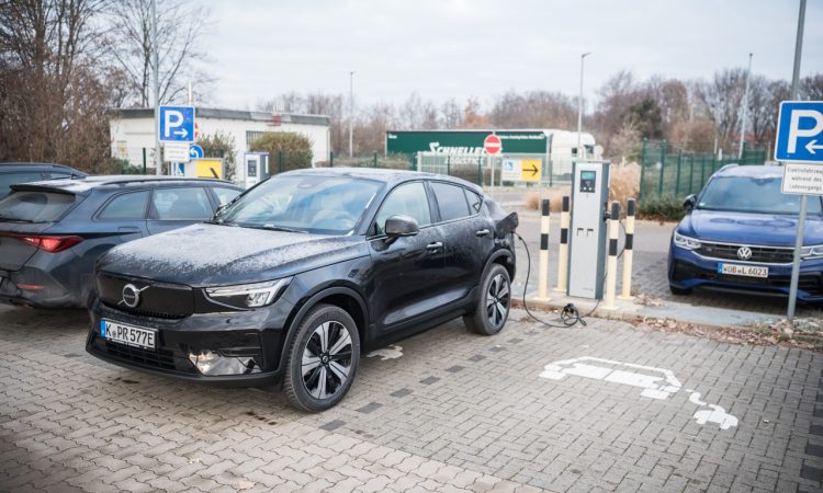 Volvo C40 Recharge 2023 mit Hinterradantrieb und meehr Reichweite 2022 Modell im Test Wintertest Ladestation EnBW Lade Test AUTOmativ.de Benjamin Brodbeck 7 750x450 - Volvo C40 Recharge Single (2022) im Langstreckentest bei -10 Grad: 210 Autobahn-Kilometer sind drin