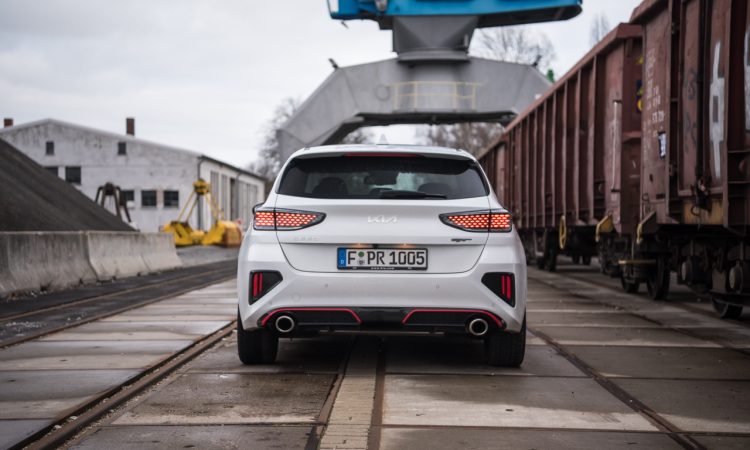 Kia Ceed GT 2023 im Test und Fahrbericht Fahrdynamik Preis Ausstattung vergleich zu Hyundai i30 N AUTOmativ.de Benjamin Brodbeck 29 750x450 - Kia Ceed GT im Fahrbericht: Abgespeckter i30 N für mehr Geld?