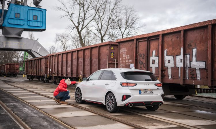 Kia Ceed GT 2023 im Test und Fahrbericht Fahrdynamik Preis Ausstattung vergleich zu Hyundai i30 N AUTOmativ.de Benjamin Brodbeck 39 750x450 - Kia Ceed GT im Fahrbericht: Abgespeckter i30 N für mehr Geld?