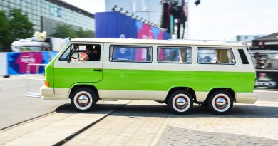 Volkswagen VW Bus Festival 2023 Hannover VW ID. Buzz LWB langer Radstand ID. Buzz Long IDBuzz VW ID Buzz 2024 Test Review Video Details 21 390x205 - VW Bus Festival 2023 in Hannover: Impressionen