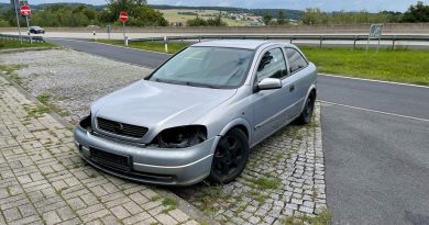 Autowrack Autobahnparkplatz Opel ausgebeint AUTOmativ.de 2 390x205 - Autowracks an Autobahnen: Eine Gefahr, ein Ärgernis und eine Herausforderung für die Polizei