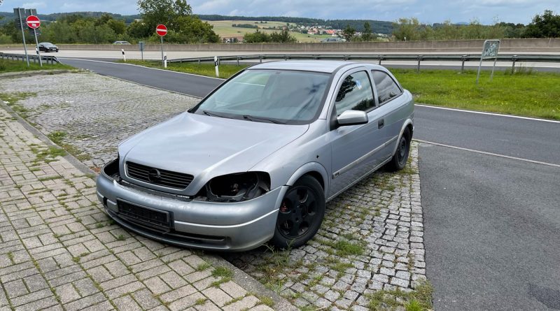 Autowrack Autobahnparkplatz Opel ausgebeint AUTOmativ.de 2 800x445 - Autowracks an Autobahnen: Eine Gefahr, ein Ärgernis und eine Herausforderung für die Polizei