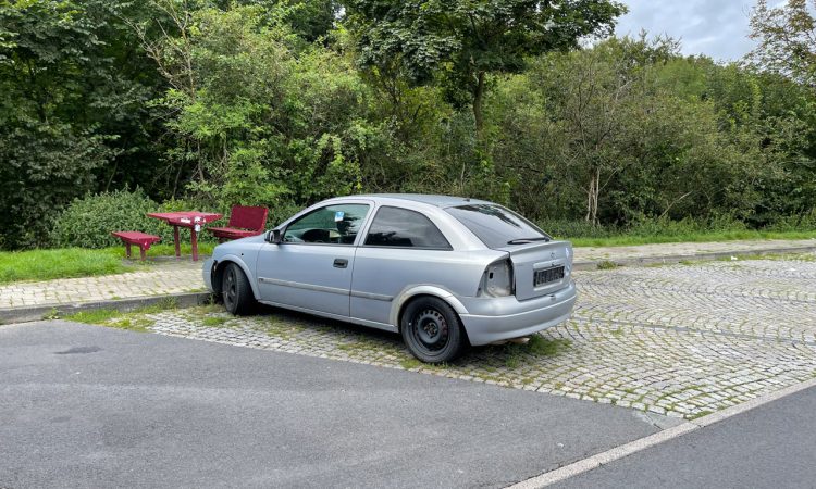 Autowrack Autobahnparkplatz Opel ausgebeint AUTOmativ.de 4 750x450 - Autowracks an Autobahnen: Eine Gefahr, ein Ärgernis und eine Herausforderung für die Polizei
