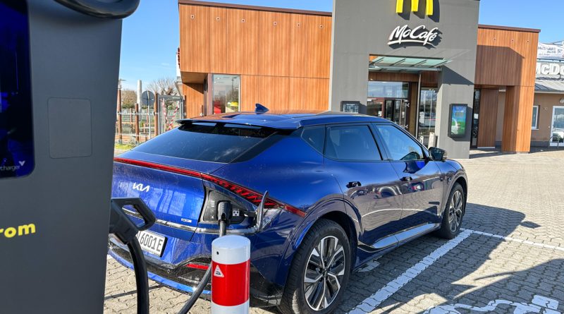Kia EV6 77 kWh RWD Heckantrieb 2023 Yachtblau im Test und Fahrbericht Kia EV6 Yachtblau Kia EV6 Heckantrieb Reichweite Fahrbericht AUTOmativ.de Benjamin Brodbeck 11 800x445 - Aktuelle Lieferzeiten von Elektroautos - September 2023