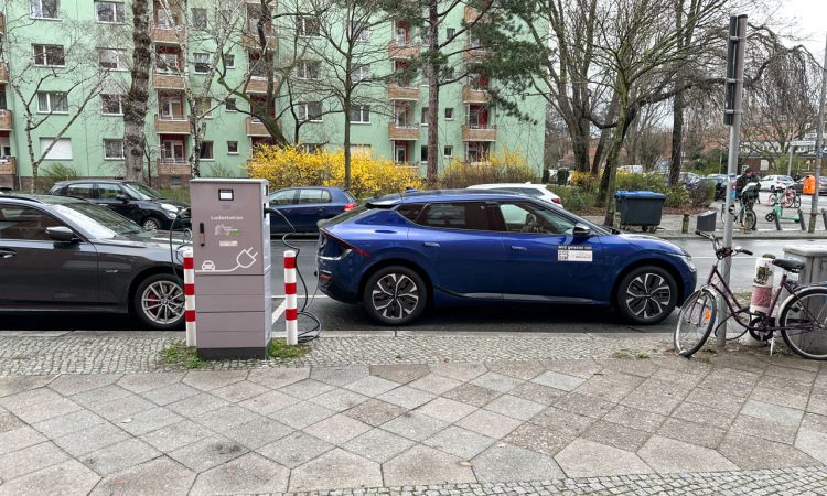 Kia EV6 77 kWh RWD Heckantrieb 2023 Yachtblau im Test und Fahrbericht Kia EV6 Yachtblau Kia EV6 Heckantrieb Reichweite Fahrbericht AUTOmativ.de Benjamin Brodbeck 7 750x450 - Kia EV6 RWD (77,4 kWh) Fahrbericht: Sparsamer und zugleich mehr Fahrspaß als der EV6 AWD?