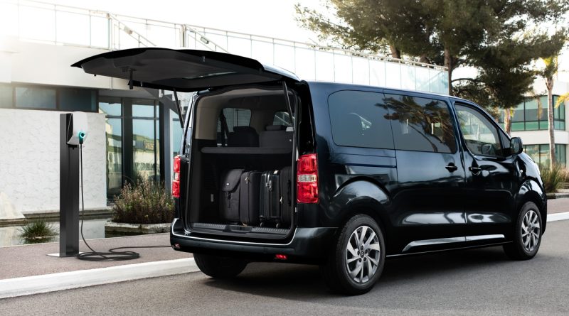 https://www.automativ.de/wp-content/uploads/2023/07/Peugeot-e-Traveller-und-Citroen-e-Spacetourer-Kofferraumvolumen-Kofferraum-4-800x445.jpg