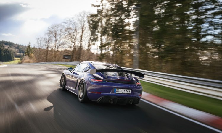 Porsche 718 Cayman GT4 RS MR Manthey Racing mit neuem Nordschleifen Rekord auf dem Nuerburgring Rekorde Nordschleife Porsche AUTOmativ.de 1 750x450 - Porsche 718 Cayman GT4 RS MR fährt die Nordschleife in 7:03.12 Sekunden!