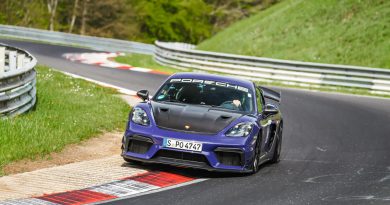 Porsche 718 Cayman GT4 RS MR Manthey Racing mit neuem Nordschleifen Rekord auf dem Nuerburgring Rekorde Nordschleife Porsche AUTOmativ.de 12 390x205 - Porsche 718 Cayman GT4 RS MR fährt die Nordschleife in 7:03.12 Sekunden!