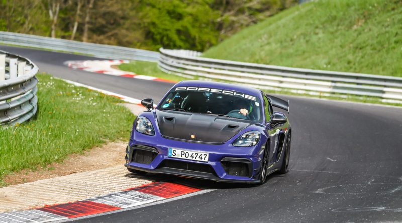 Porsche 718 Cayman GT4 RS MR Manthey Racing mit neuem Nordschleifen Rekord auf dem Nuerburgring Rekorde Nordschleife Porsche AUTOmativ.de 12 800x445 - Porsche 718 Cayman GT4 RS MR fährt die Nordschleife in 7:03.12 Sekunden!