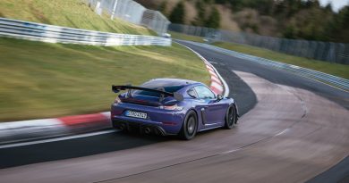 Porsche 718 Cayman GT4 RS MR Manthey Racing mit neuem Nordschleifen Rekord auf dem Nuerburgring Rekorde Nordschleife Porsche AUTOmativ.de 3 390x205 - Rekorde Nordschleife - Nürburgring Rekordtabelle