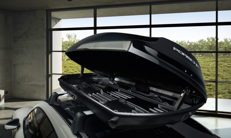 Sicher in den Urlaub: Die Möglichkeiten des Dachtransports Porsche Taycan mit Dachbox AUTOmativ.de 2 750x450 - Sicher in den Urlaub: Die Möglichkeiten des Dachtransports