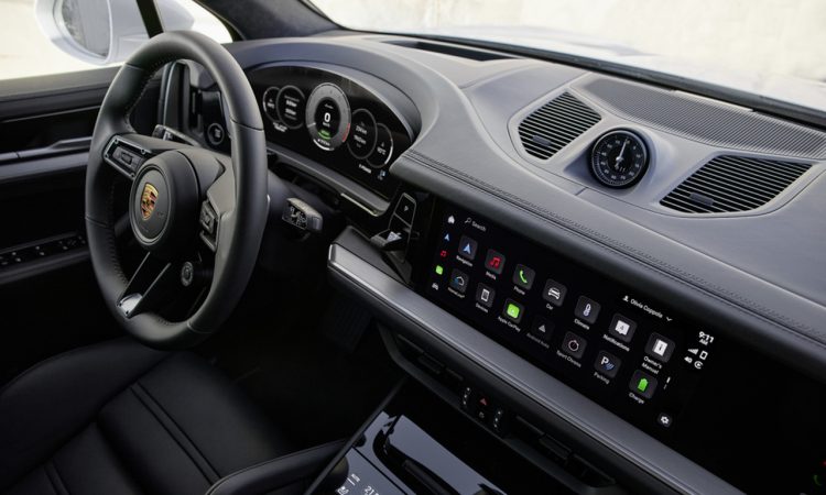 Porsche Cayenne Turbo E Hybrid 2024 AUTOmativ.de News 1 750x450 - KI im Auto: Warum sinkende Kosten nicht automatisch zu günstigeren Fahrzeugen führen
