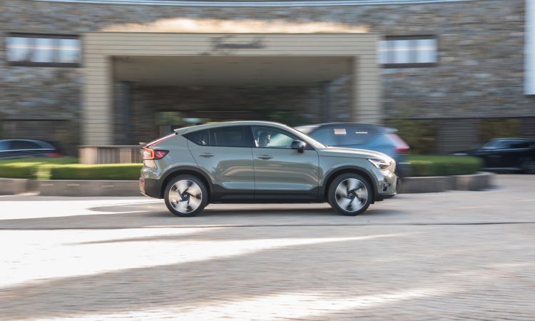 Volvo C40 Twin Engine Pure Electric Ultimate 2024 mit neuem Heckmotor im Test und Fahrbericht von AUTOmativ.de Benjamin Brodbeck 69 750x450 - Heckbetont: Volvo C40 Recharge Twin Engine (2024) mit erhöhter Effizienz und Fahrspaß