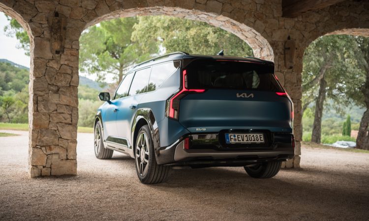 Kia EV9 GT Line im Test und Fahrbericht Preise Fahrdynamik Assistenzsysteme Autobahn Komfort mit Benjamin Brodbeck AUTOmativ.de 16 750x450 - Kia EV9 GT-Line (2024) Fahrbericht: Elektrischer Allrad-Bigfoot mit 385 PS fährt effizient