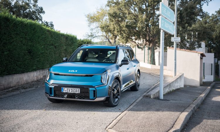 Kia EV9 GT Line im Test und Fahrbericht Preise Fahrdynamik Assistenzsysteme Autobahn Komfort mit Benjamin Brodbeck AUTOmativ.de 4 750x450 - Kia EV9 GT-Line (2024) Fahrbericht: Elektrischer Allrad-Bigfoot mit 385 PS fährt effizient