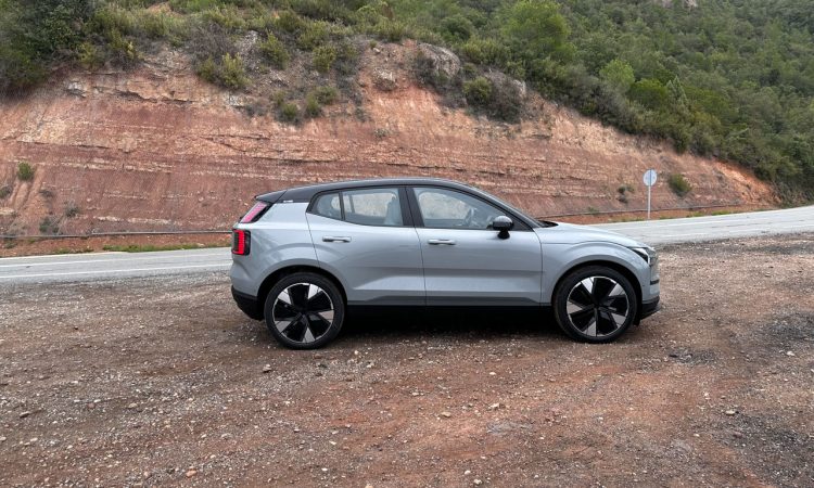 Volvo EX30 2024 AWD im Test und Fahrbericht Reichweite Verbrauch Ausstattung Software AUTOmativ.de Benjamin Brodbeck 2 1 750x450 - Volvo EX30 Twin Motor: 428 PS für rund 50.000 Euro - Auslieferungen ab Ende 2023