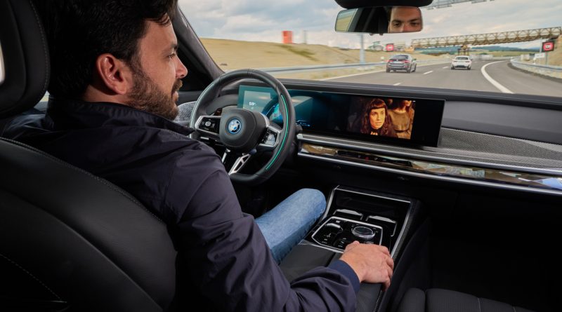 BMW 7er mit Level 3 ab Fruehjahr 2024 Filme schauen waehrend der Fahrt im neuen BMW 7er 2024 AUTOmativ.de 3 800x445 - BMW 7er mit Level 3 ab sofort für Frühjahr 2024 bestellbar: Filme schauen während der Fahrt