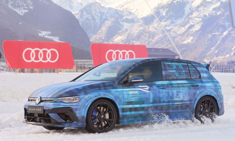 VW Golf R Facelift 2024 mit 333 PS und leicht aggressiverer Optik neuer VW Golf R in Zell am See beim FAT Ice Race 2024 AUTOmativ.de 2 750x450 - VW Golf R Facelift (2024) mit 333 PS und aggressiverer Optik ab Herbst 2024 beim Händler