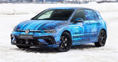 VW Golf R Facelift 2024 mit 333 PS und leicht aggressiverer Optik neuer VW Golf R in Zell am See beim FAT Ice Race 2024 AUTOmativ.de 3 390x205 - VW Golf R Facelift (2024) mit 333 PS und aggressiverer Optik ab Herbst 2024 beim Händler