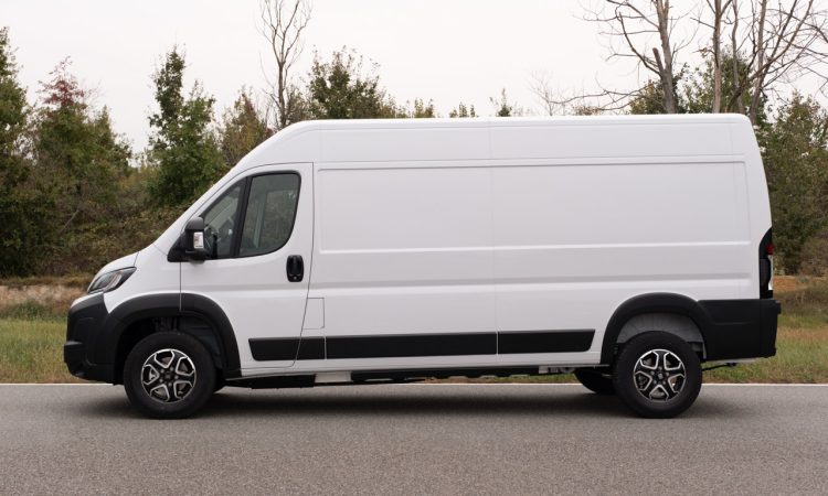 Neuer Fiat Ducato 2024 Kastenwagen mit neuem Frontdesign drei Radstaende und drei Aufbauhoehen AUTOmativ.de 2 750x450 - Fiat Ducato (2024) als Kasten, Pritsche und Gestell bestellbar, Kastenwagen ab 32.800 Euro