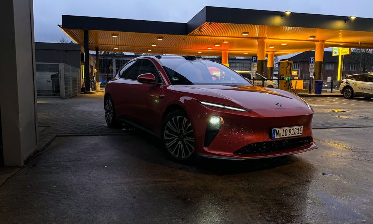 Nio ET5 2024 Sprachassistentin Nomi Test und Fahrbericht des Elektroautos AUTOmativ.de 1 750x450 - Elektromobilität 2026: Warum sich der Umstieg zunehmend rechnet