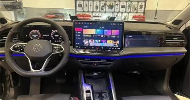 Künftige VW-Modelle kommen optional mit drei Bildschirmen im Cockpit