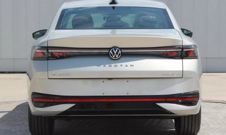 VW Magotan 2024 Heckansicht 1 750x450 - Künftige VW-Modelle kommen optional mit drei Bildschirmen im Cockpit