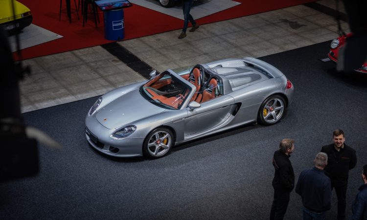 Kehrt die Carrera GT Philosophie zurück? Porsche setzt beim Mission S auf mehr Fahrerfokus - und Selbstkontrolle Retro Classics Stuttgart 2025 Messebericht Lohnt sich ein Besuch Mercedes Benz 300SL Kienle Automobiltechnik Porsche Carrera GT AUTOmativ.de Benjamin Brodbeck 128 750x450 - Kehrt die Carrera GT Philosophie zurück? Porsche setzt beim Mission S auf mehr Fahrerfokus - und Selbstkontrolle