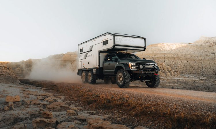 Bedrock XT2 6x6 Expeditionsmobil auf Ford F-550 Chassis von Krug Expedition Krug Bedrock XT2 Luxury Expedition vehicle 6x6 Camper Offroad Camping AUTOmativ.de 1 750x450 - Bedrock XT2 6x6 Expeditionsmobil auf Ford F-550 Chassis von Krug Expedition
