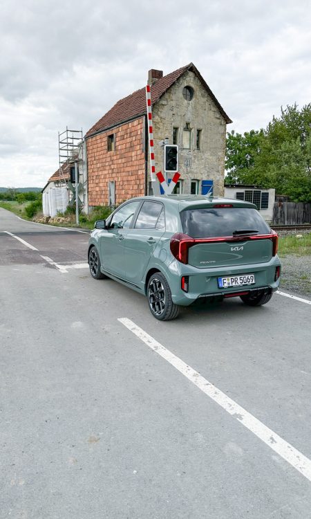 Kia Picanto 1,2l GT-Line Facelift (2025) im Fahrbericht: Sieht erwachsen aus - fährt er auch so? Kia Picanto GT Line 1.2l 2025 Facelift im Test und Fahrbericht AUTOmativ.de Benjamin Brodbeck 52 450x750 - Kia Picanto 1,2l GT-Line Facelift (2025) im Fahrbericht: Sieht erwachsen aus - fährt er auch so?