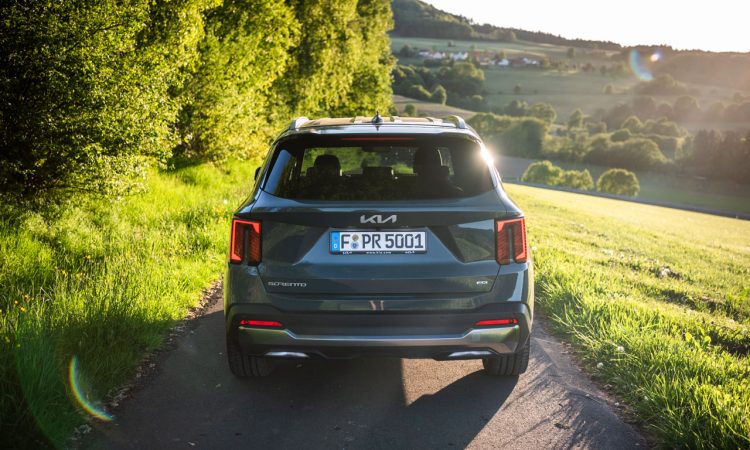 Kia Sorento 2.2 CRDi AWD 8DCT 2025 in Cityscape Green im Test und Fahrbericht AUTOmativ.de Benjamin Brodbeck Kia SUV Flaggschiff Kia SUV Diesel 4 1 750x450 - Facelift des Kia Sorento 2.2 CRDi AWD (2025) im Test: Souveräner Siebensitzer mit Technik-Update