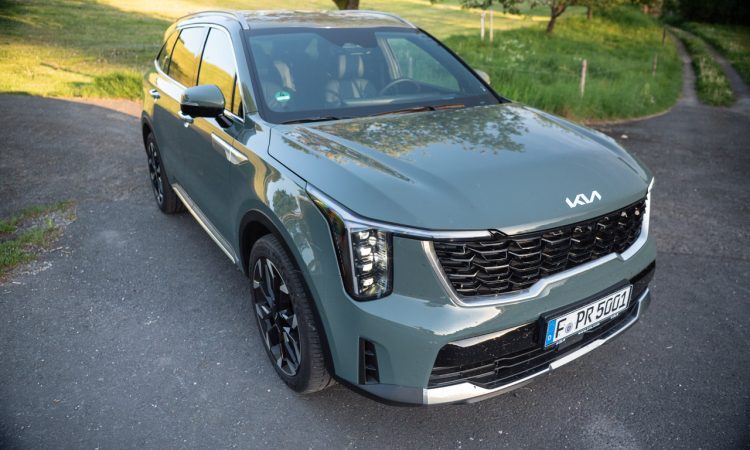 Kia Sorento 2.2 CRDi AWD 8DCT 2025 in Cityscape Green im Test und Fahrbericht AUTOmativ.de Benjamin Brodbeck Kia SUV Flaggschiff Kia SUV Diesel 19 750x450 - Facelift des Kia Sorento 2.2 CRDi AWD (2025) im Test: Souveräner Siebensitzer mit Technik-Update