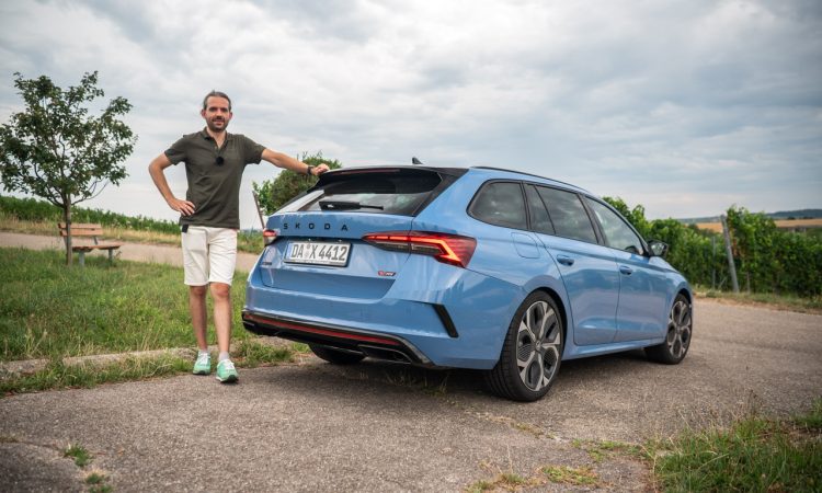 Skoda Octavia RS Combi Facelift (2026) im Fahrbericht: Wie viel 'Sport' steckt drin? Skoda Octavia RS Combi 2026 im Test und Fahrbericht Skoda Octavia RS Test Skoda Octavia in Italy Blue 2026 Skoda Sport Test AUTOmativ.de 14 750x450 - Skoda Octavia RS Combi Facelift (2026) im Fahrbericht: Wie viel 'Sport' steckt drin?