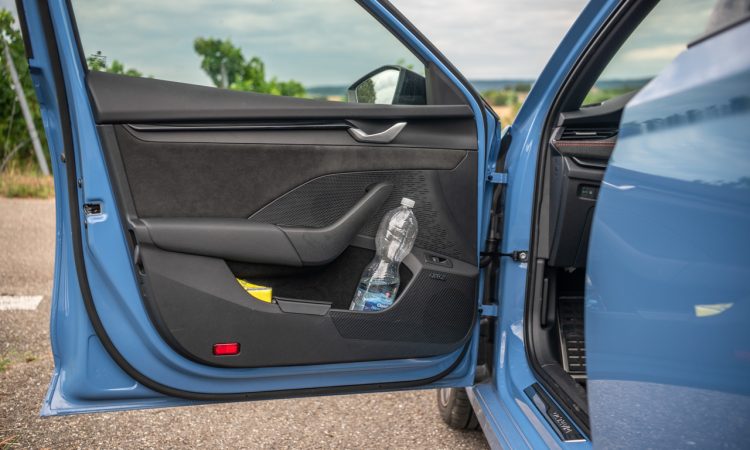 Skoda Octavia RS Combi Facelift (2026) im Fahrbericht: Wie viel 'Sport' steckt drin? Skoda Octavia RS Combi 2026 im Test und Fahrbericht Skoda Octavia RS Test Skoda Octavia in Italy Blue 2026 Skoda Sport Test AUTOmativ.de 59 750x450 - Skoda Octavia RS Combi Facelift (2026) im Fahrbericht: Wie viel 'Sport' steckt drin?