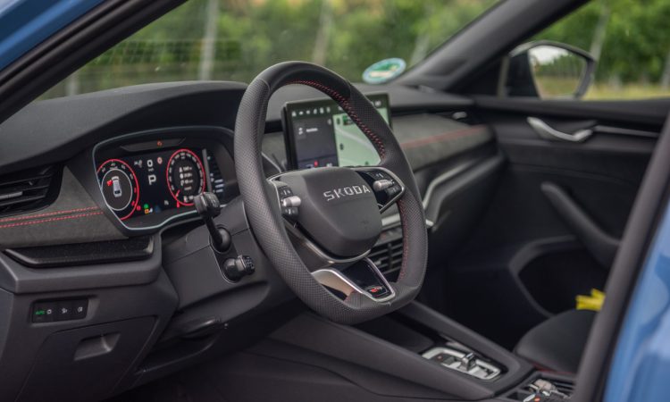 Skoda Octavia RS Combi Facelift (2026) im Fahrbericht: Wie viel 'Sport' steckt drin? Skoda Octavia RS Combi 2026 im Test und Fahrbericht Skoda Octavia RS Test Skoda Octavia in Italy Blue 2026 Skoda Sport Test AUTOmativ.de 61 750x450 - Skoda Octavia RS Combi Facelift (2026) im Fahrbericht: Wie viel 'Sport' steckt drin?
