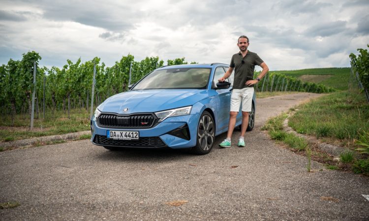 Skoda Octavia RS Combi Facelift (2026) im Fahrbericht: Wie viel 'Sport' steckt drin? Skoda Octavia RS Combi 2026 im Test und Fahrbericht Skoda Octavia RS Test Skoda Octavia in Italy Blue 2026 Skoda Sport Test AUTOmativ.de 7 750x450 - Skoda Octavia RS Combi Facelift (2026) im Fahrbericht: Wie viel 'Sport' steckt drin?