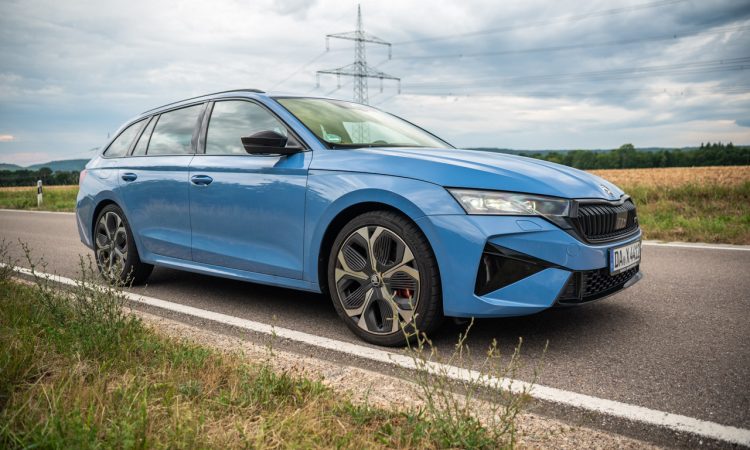 Skoda Octavia RS Combi Facelift (2026) im Fahrbericht: Wie viel 'Sport' steckt drin? Skoda Octavia RS Combi 2026 im Test und Fahrbericht Skoda Octavia RS Test Skoda Octavia in Italy Blue 2026 Skoda Sport Test AUTOmativ.de 92 750x450 - Skoda Octavia RS Combi Facelift (2026) im Fahrbericht: Wie viel 'Sport' steckt drin?