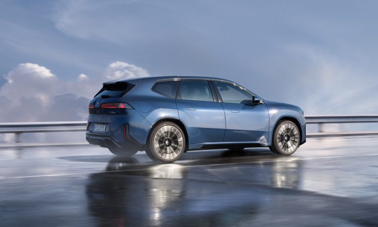 BMW iX3 2026 Neue Klasse von BMW 2026 Nachfolger des BMW X3 AUTOmativ.de News 2 750x450 - BMW iX3 50 xDrive (2026): Erstes Serienmodell der Neuen Klasse startet bei knapp 70.000 Euro