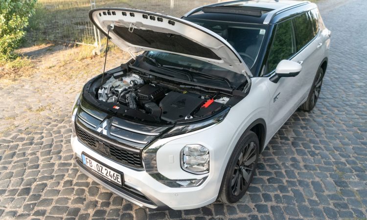 Fahrbericht Mitsubishi Outlander PHEV Plug-in-Hybrid (2026): Fast-Luxus-Ausstattung für 60.000 Euro Mitsubishi Outlander PHEV 2026 Plug in Hybrid TOP Luxury 2.4 Benziner 306 PS in Titan Weiss AUTOmativ.de Fahrbericht 123 750x450 - Fahrbericht Mitsubishi Outlander PHEV Plug-in-Hybrid (2026): Fast-Luxus-Ausstattung für 60.000 Euro